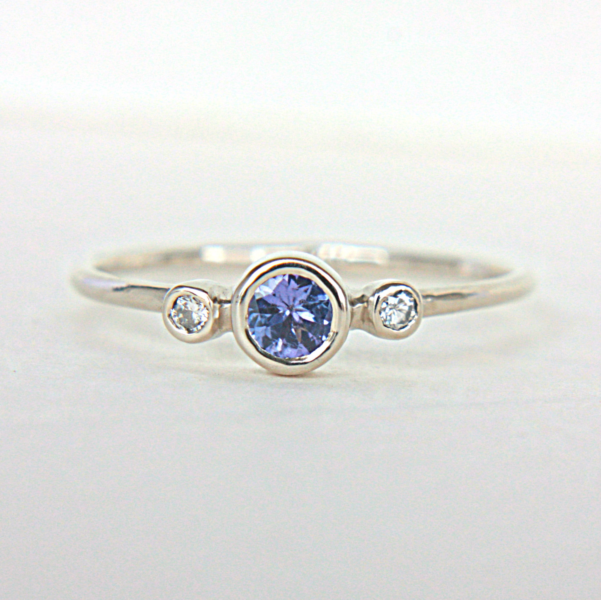 Tanzanite and Diamond Ring 14k White Gold - MANARI.eu