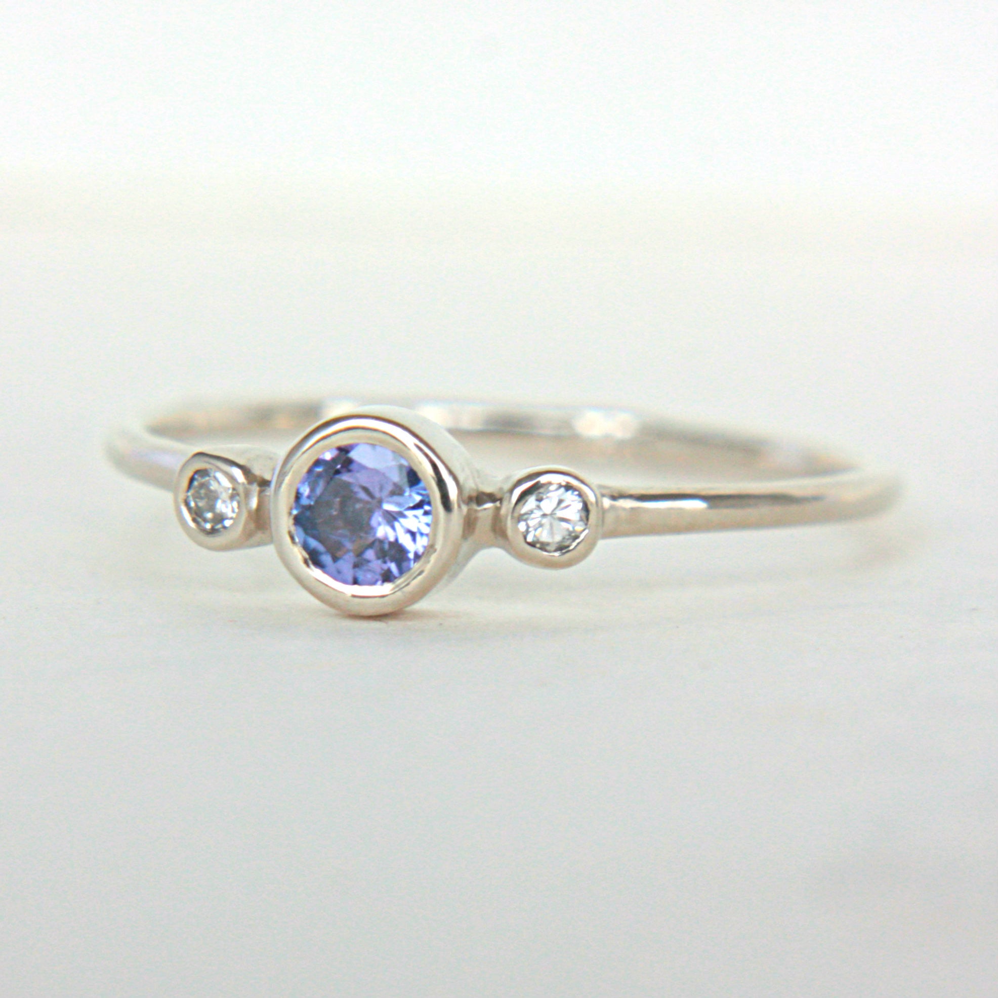 Tanzanite and Diamond Ring 14k White Gold - MANARI.eu