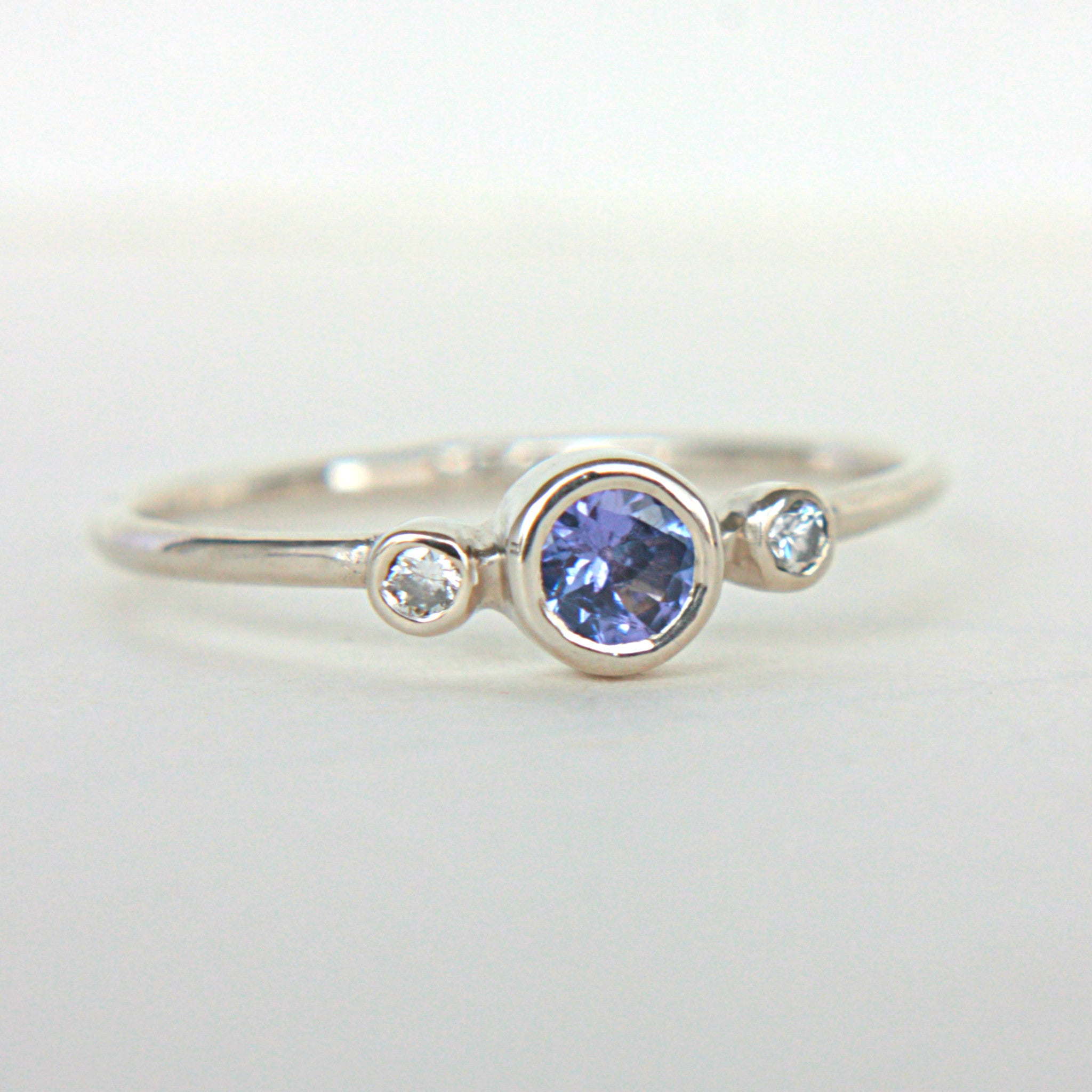 Tanzanite and Diamond Ring 14k White Gold - MANARI.eu