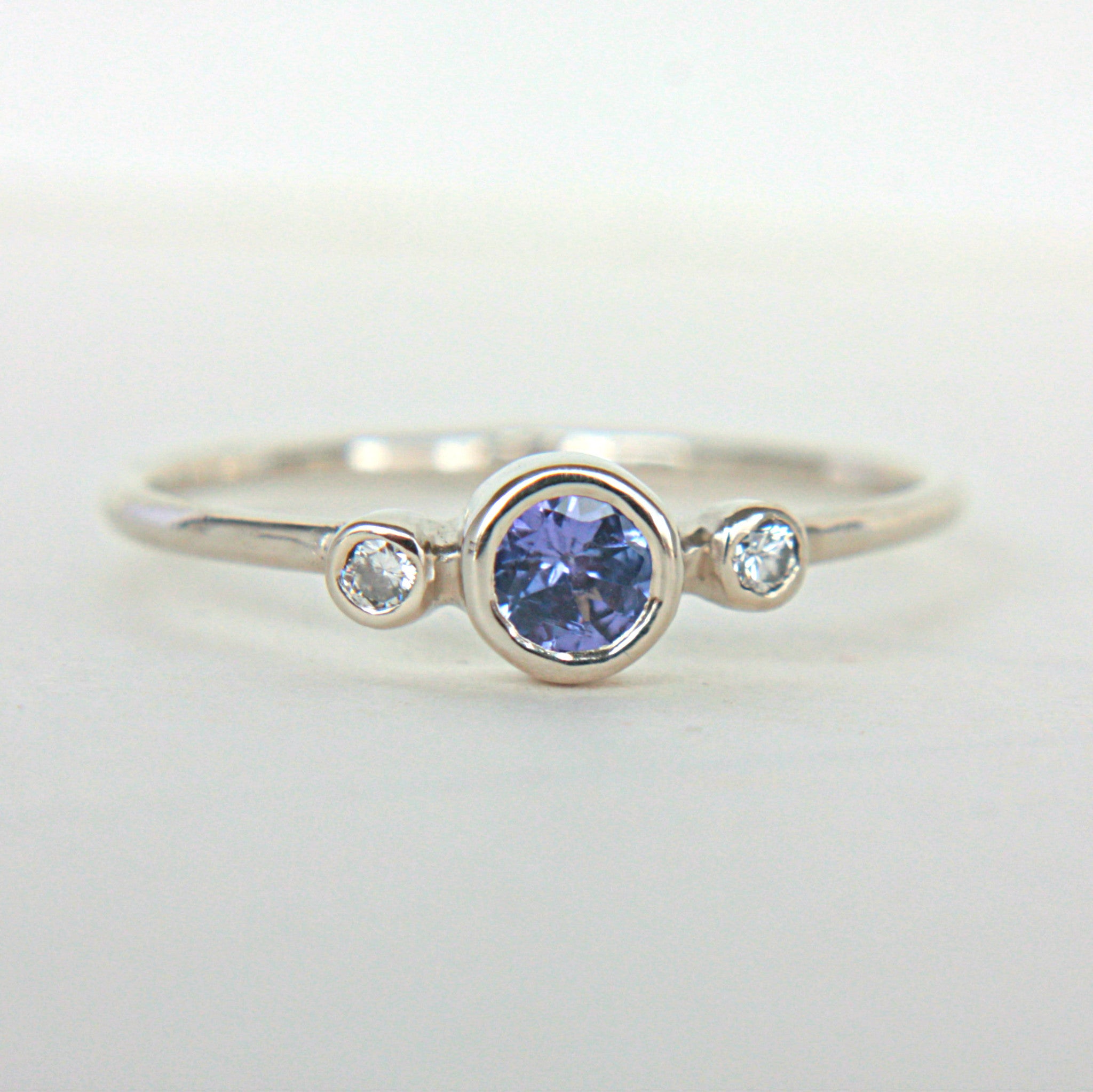 Tanzanite and Diamond Ring 14k White Gold - MANARI.eu