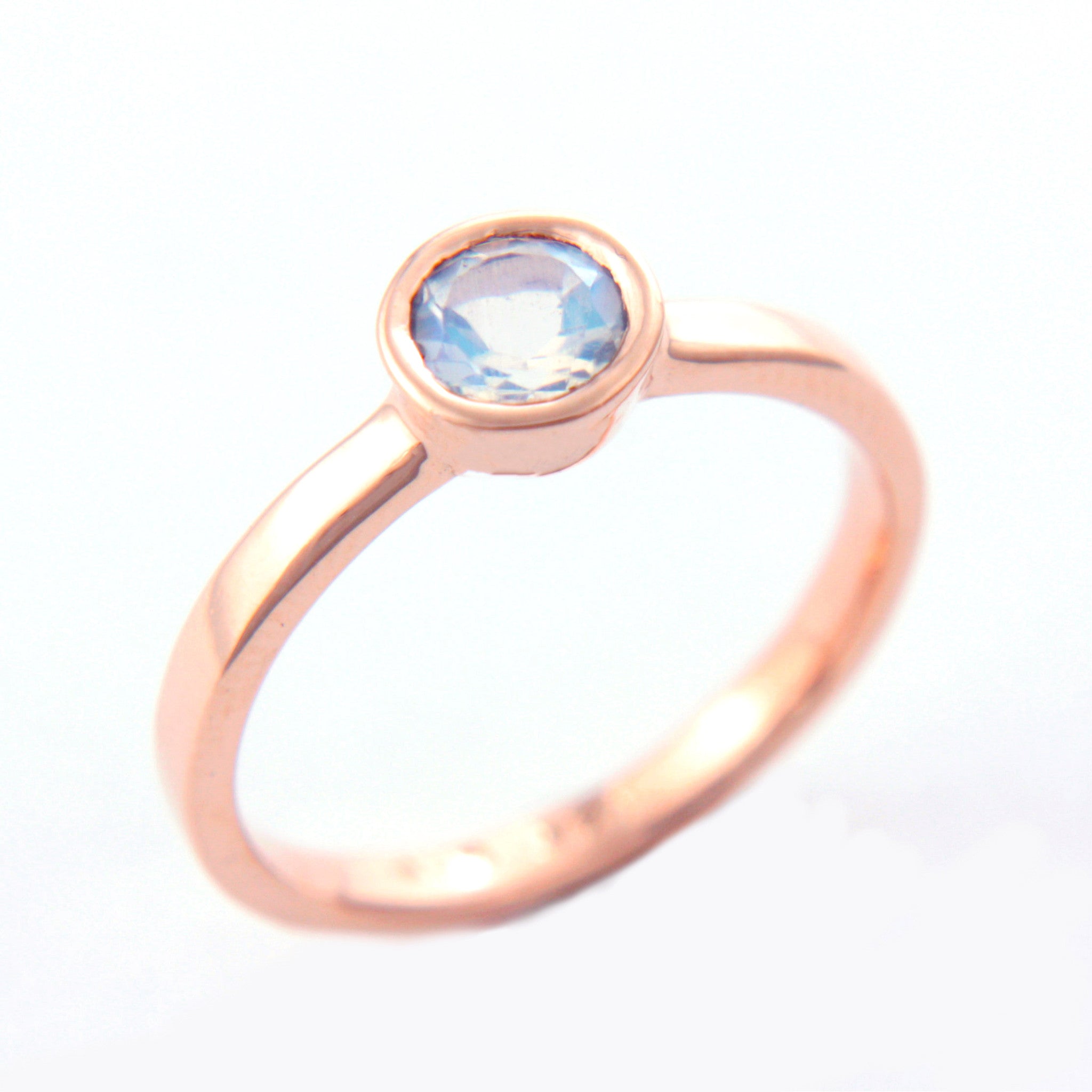 Moonstone Gold Ring 14k - MANARI.eu