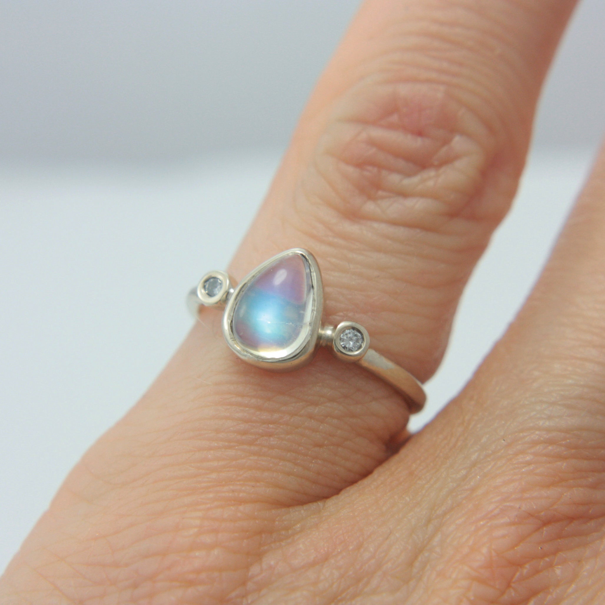 Pear Moonstone and Diamond Ring 14k Gold - MANARI.eu