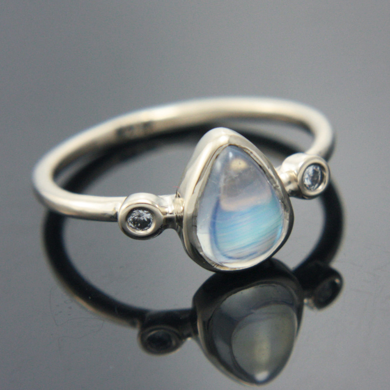 Pear Moonstone and Diamond Ring 14k Gold - MANARI.eu