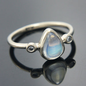 Pear Moonstone and Diamond Ring 14k Gold - MANARI.eu