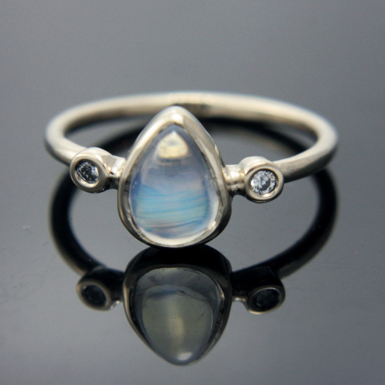 Pear Moonstone and Diamond Ring 14k Gold - MANARI.eu