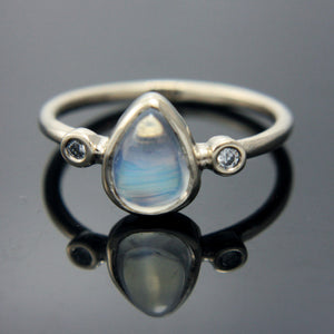 Pear Moonstone and Diamond Ring 14k Gold - MANARI.eu