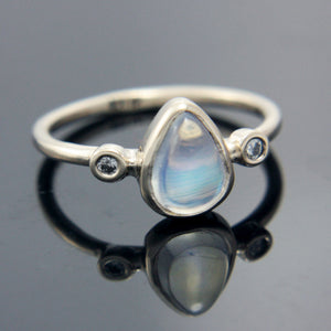 Pear Moonstone and Diamond Ring 14k Gold - MANARI.eu