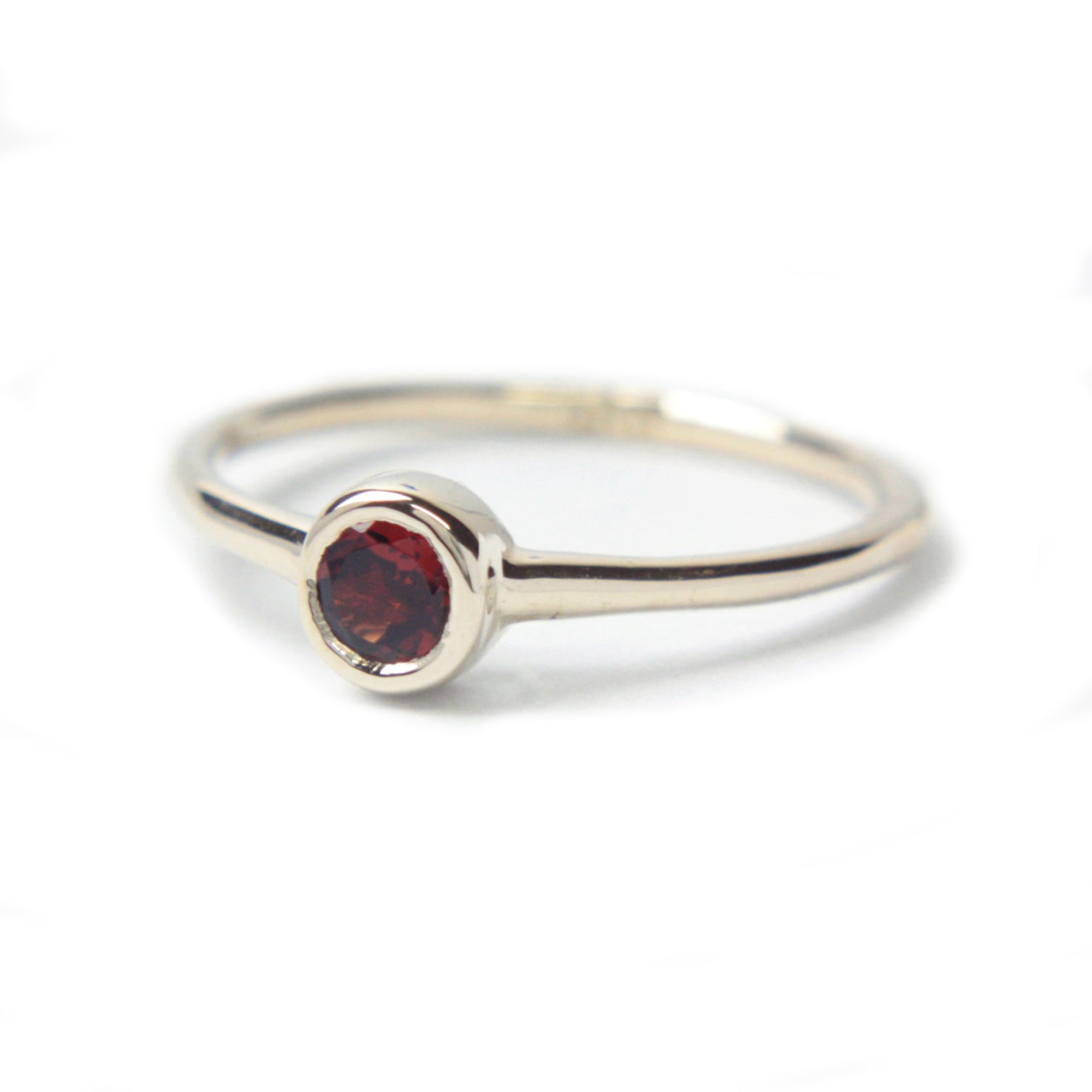 Red Garnet 14k White Gold Ring - MANARI.eu