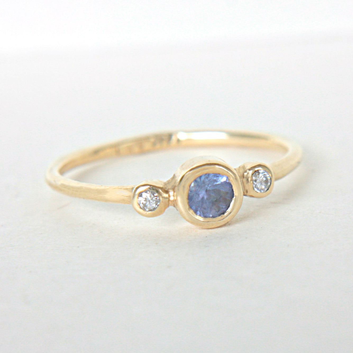 Tanzanite and Diamond Ring 14k White Gold - MANARI.eu