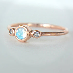 Moonstone and Diamond Ring 14k Gold - MANARI.eu