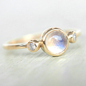 Rainbow Moonstone and Diamond Ring 14k Yellow Gold - MANARI.eu