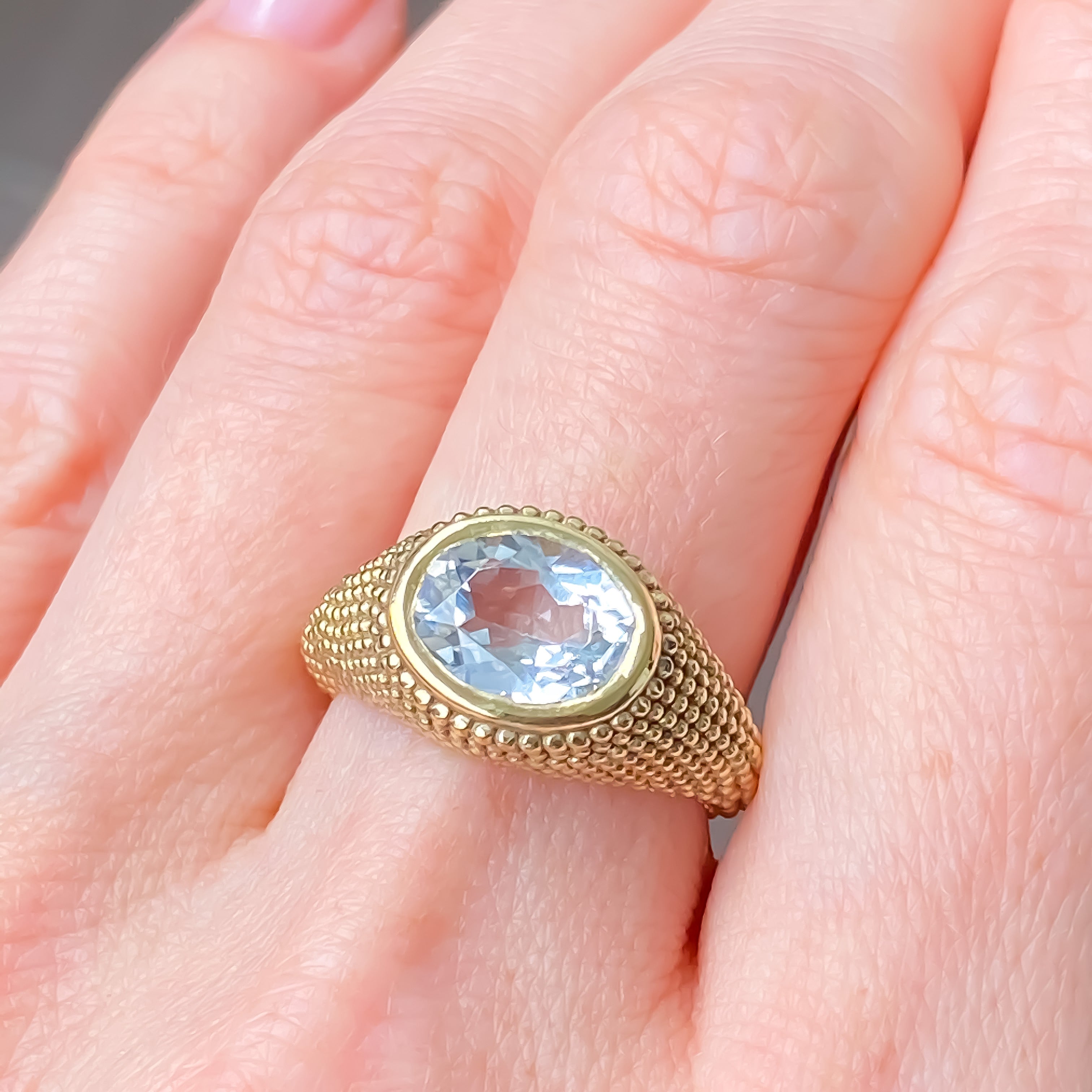 Nubia Oval White Topaz Yellow Gold Ring Size 7US - MANARI.eu