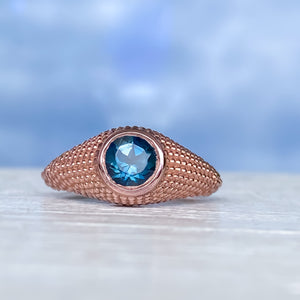 Nubia Round London Blue Topaz Rose Gold Ring Size 7US - MANARI.eu