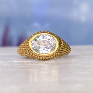 Nubia Oval White Topaz Yellow Gold Ring Size 7US - MANARI.eu