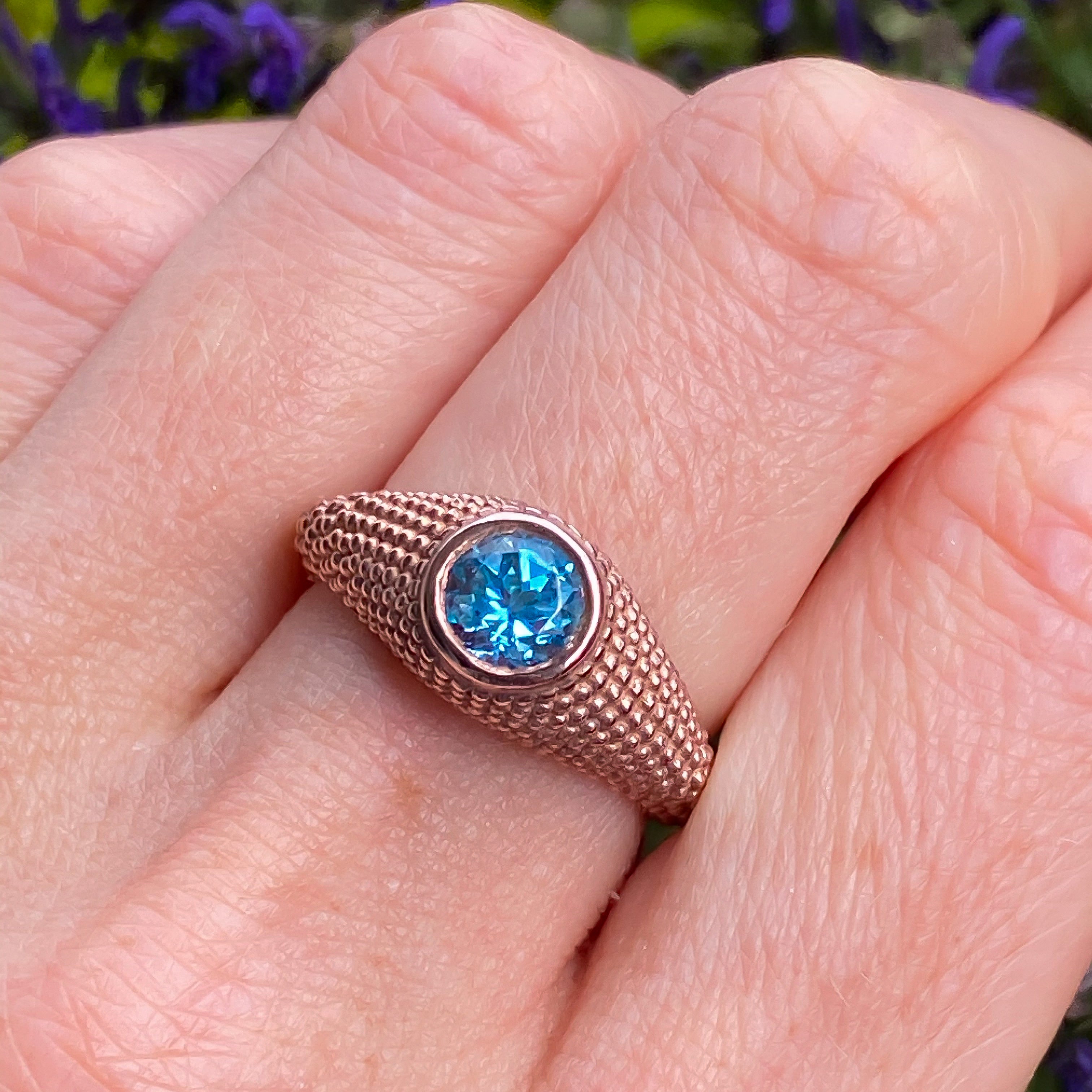 Nubia Round Blue Topaz Rose Gold Ring Size 7US - MANARI.eu