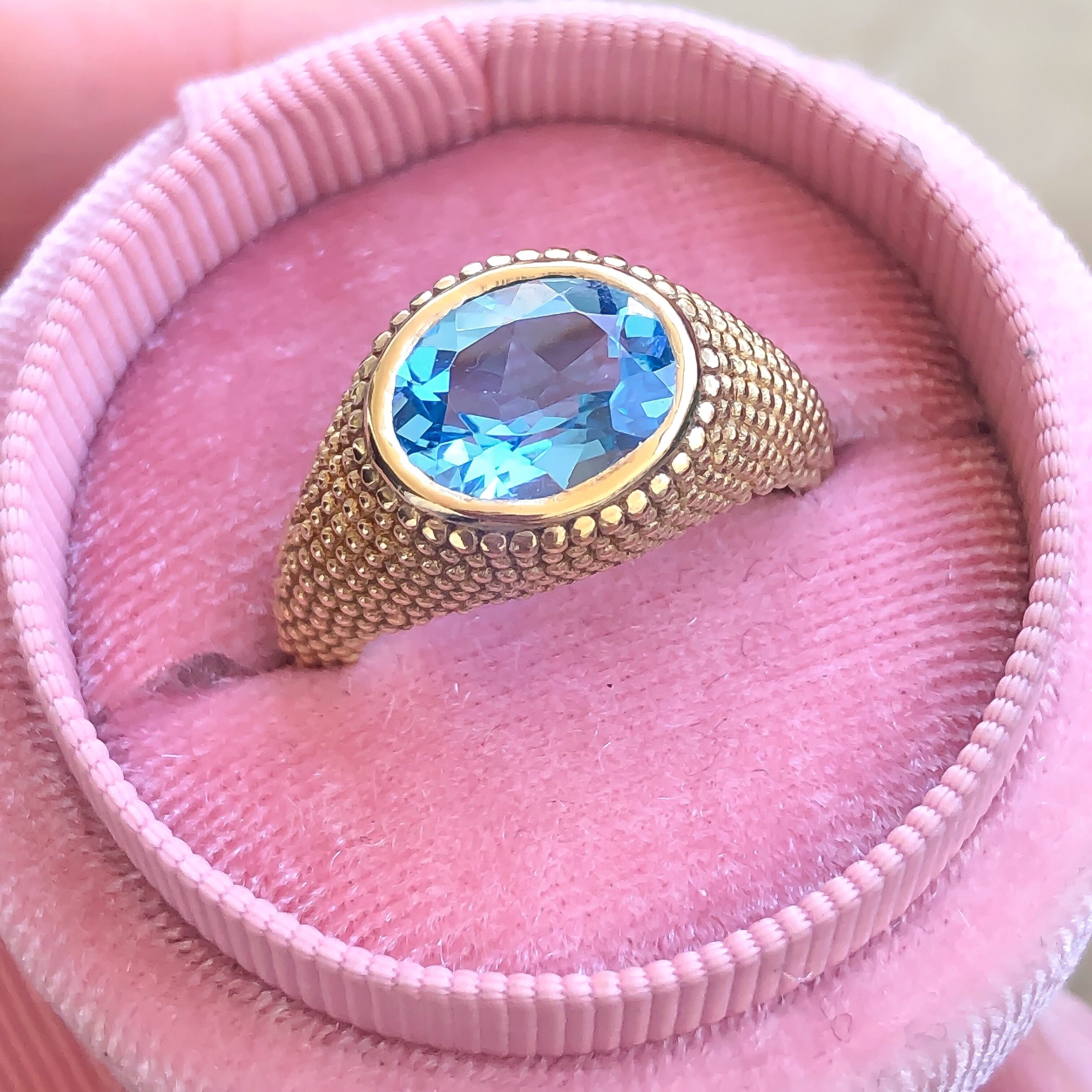 Nubia Oval Blue Topaz Yellow Gold Ring Size 7US - MANARI.eu