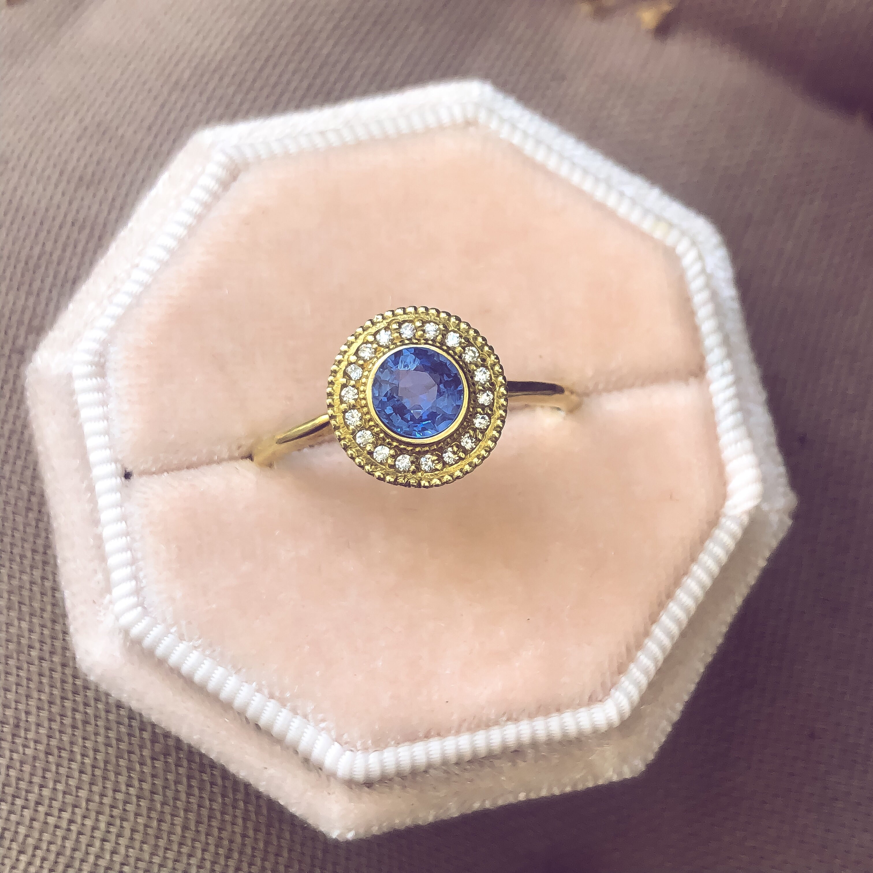 Malika Blue Sapphire Diamond Ring - MANARI.eu