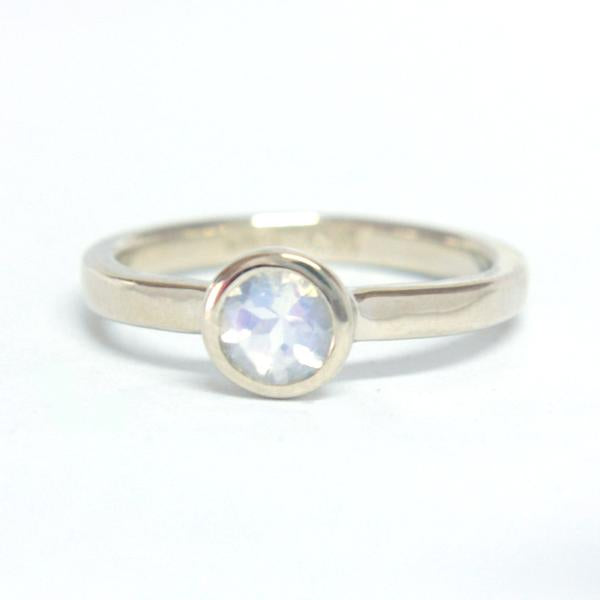 Moonstone Gold Ring 14k - MANARI.eu