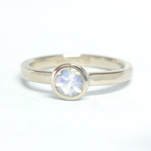 Moonstone Gold Ring 14k - MANARI.eu