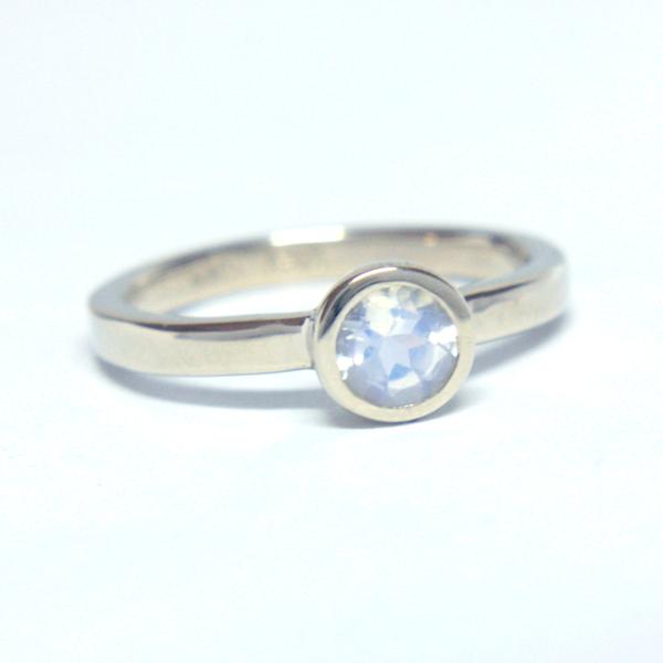 Moonstone Gold Ring 14k - MANARI.eu