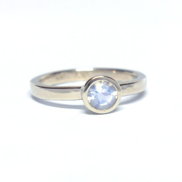 Moonstone Gold Ring 14k - MANARI.eu