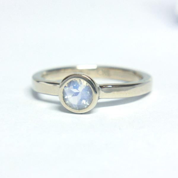 Moonstone Gold Ring 14k - MANARI.eu