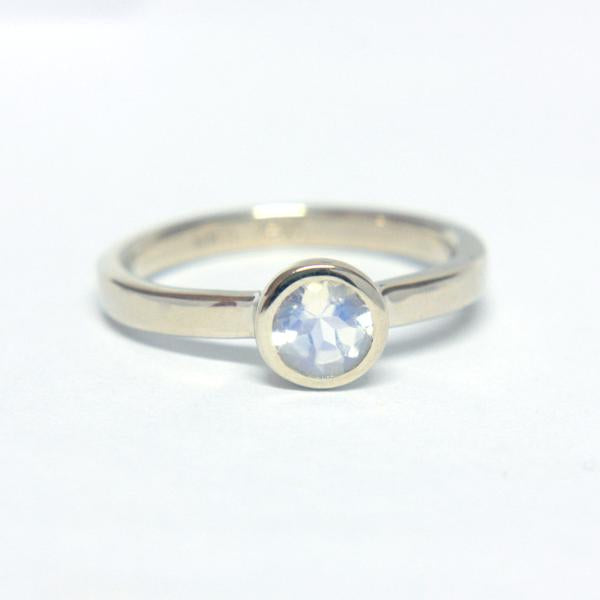 Moonstone Gold Ring 14k - MANARI.eu