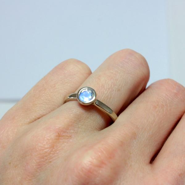 Moonstone Gold Ring 14k - MANARI.eu